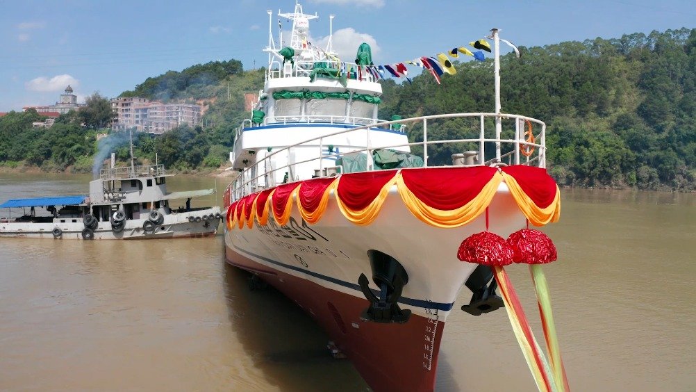 中国自主研发海底电缆运维船