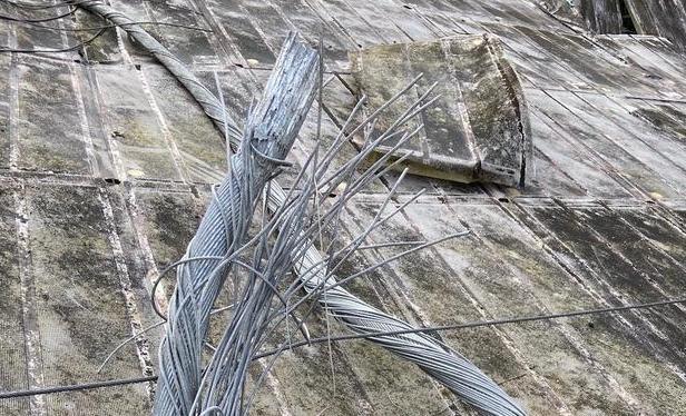 阿雷西博天文台的电缆断裂，损坏严重