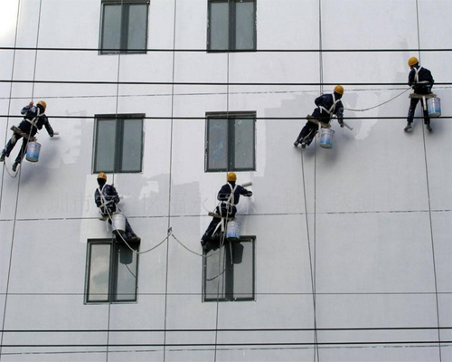 五名“蜘蛛人”正在清洗外牆