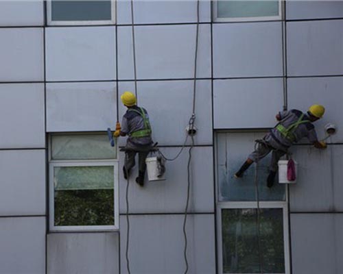 工人在清洗外牆鋁塑板