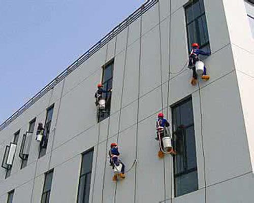 工人在清洗外牆